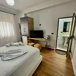 Private Entry And Bathroom 3*