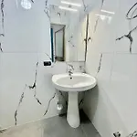 Private Entry And Bathroom 3*