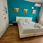 Private Entry And Bathroom 3*