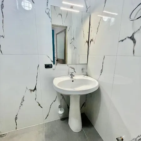 Private Entry And Bathroom *