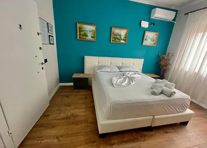 Private Entry And Bathroom 3*