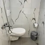 ゲストハウス Private Entry And Bathroom ティラナ